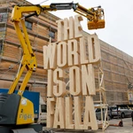 Valencia se prepara para las Fallas 2025 con el montaje de sus 384 monumentos grandes