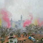 A pesar de la lluvia, miles de personas se han concentrado hoy en la plaza del Ayuntamiento para disfrutar de la mascletà de la pirotecnia Tamarit