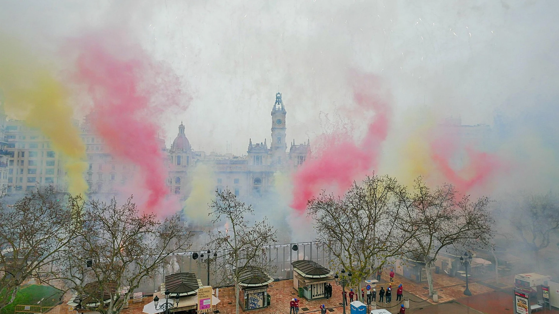 A pesar de la lluvia, miles de personas se han concentrado hoy en la plaza del Ayuntamiento para disfrutar de la mascletà de la pirotecnia Tamarit