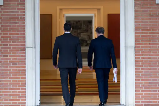 Café sin azúcar en el salón de Moncloa Café sin azúcar en el salón de Moncloa