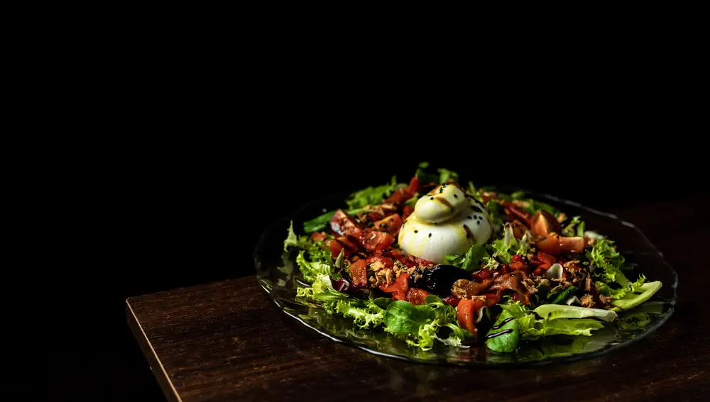 ensalada de pimientos asados con burrata y mermelada de arándanos