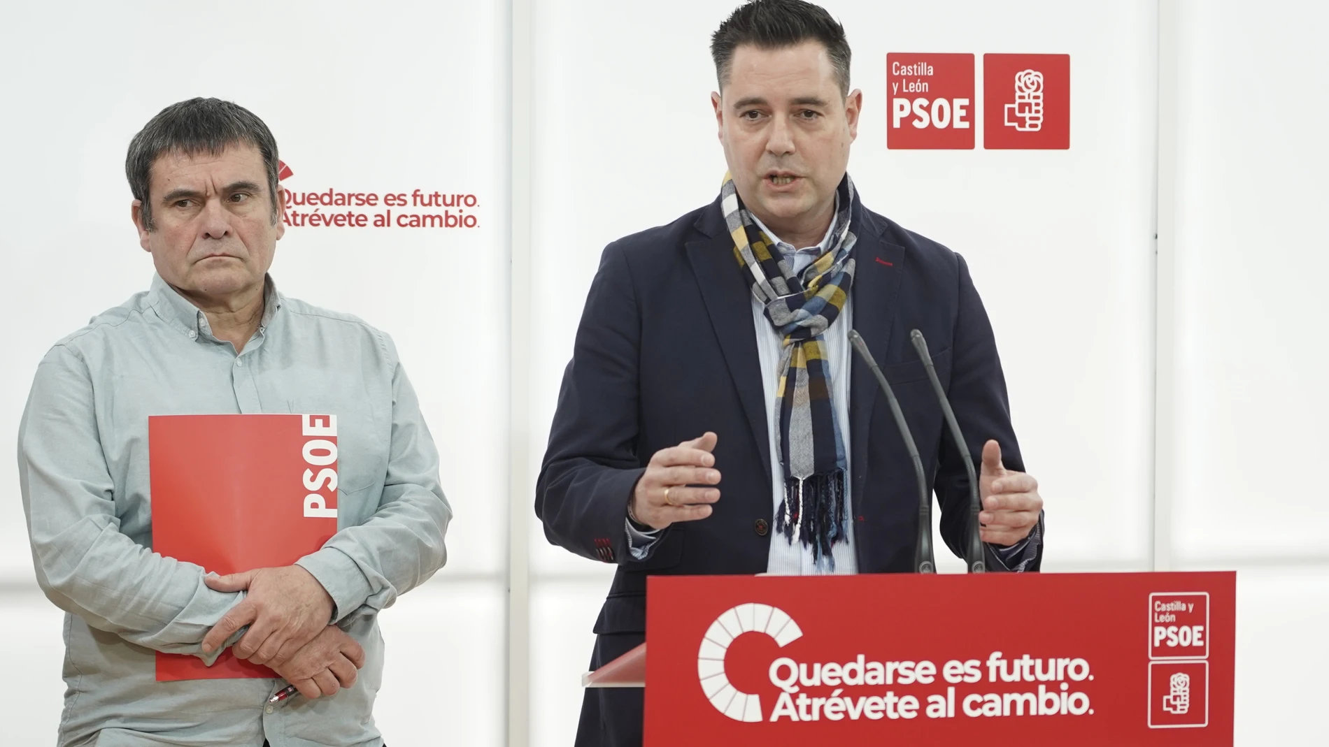 El secretario de Organización del PSOE de Castilla y León, Daniel de la Rosa, analiza cuestiones de actualidad política y social de la Comunidad. Le acompaña el secretario de Sanidad del PSOE de Castilla y León y portavoz de Sanidad del Grupo Socialista en las Cortes de Castilla y León, Jesús Puente.