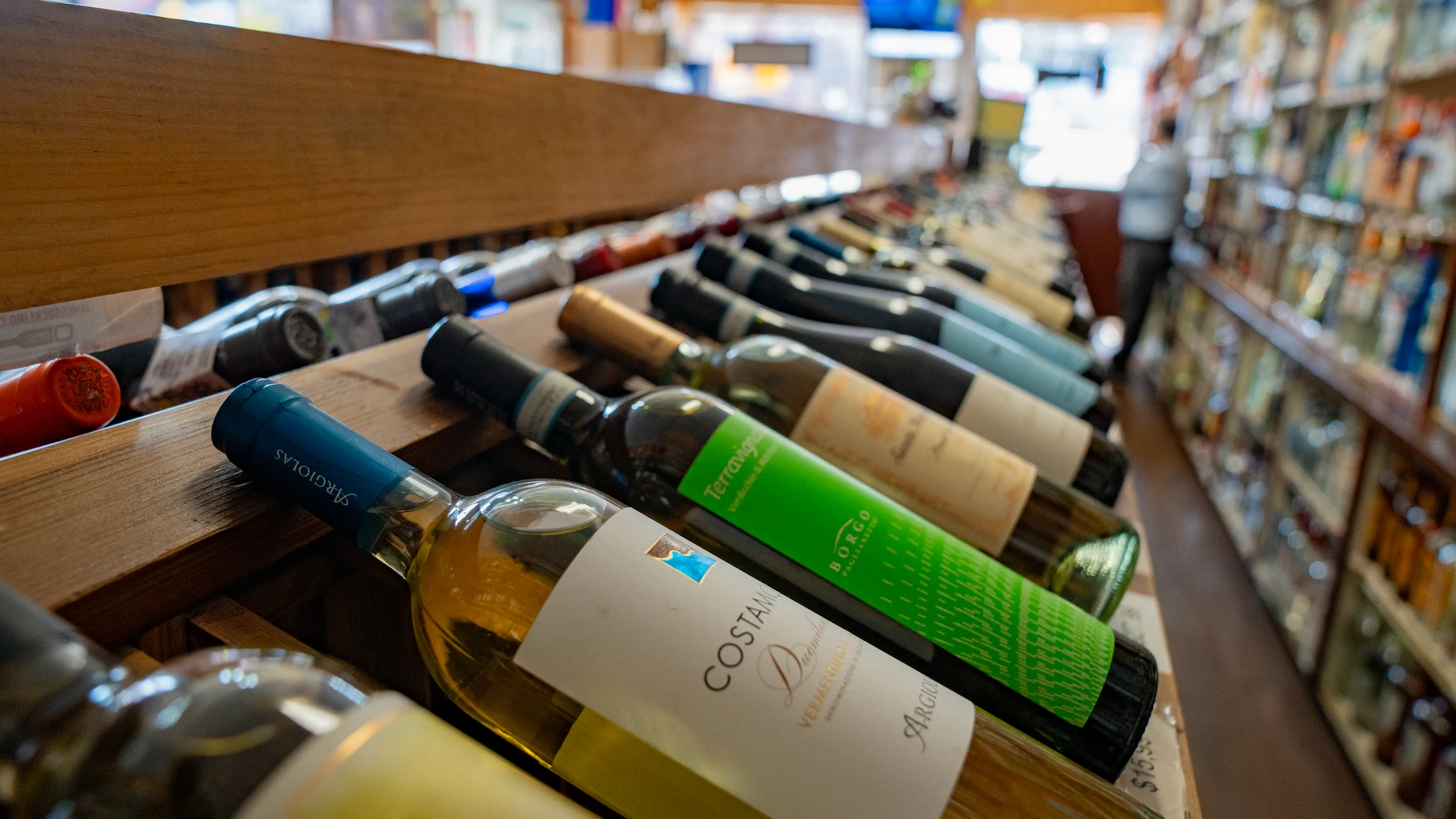 AME9018. NUEVA YORK (ESTADOS UNIDOS), 13/03/2025.- Fotografía de unas botellas de vino en una tienda de licores este jueves, en Nueva York (Estados Unidos). El presidente estadounidense, Donald Trump, amenazó con imponer un arancel del 200 % al vino y al resto de bebidas alcohólicas procedentes de la Unión Europea (UE) en represalia por los planes de Bruselas de gravar las importaciones de whisky estadounidense, una medida que podría empeorar aún más la actual guerra comercial. EFE/ Angel Col...