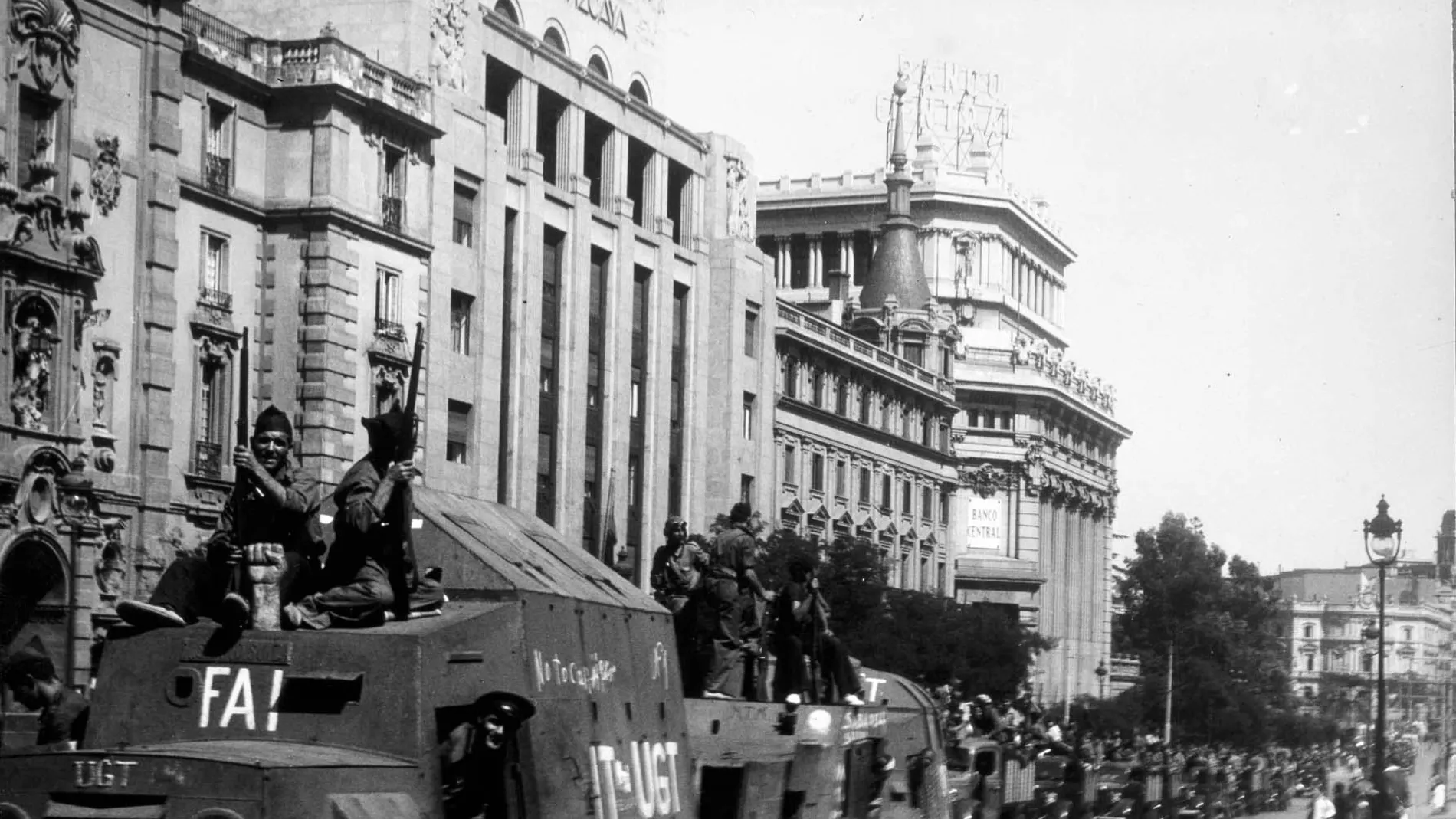 Una columna de milicianos rebasa el Círculo de Bellas Artes en vehículos blindados