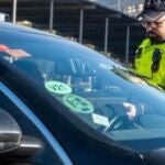 Un policía realiza labores de vigilancia en un vehículo
