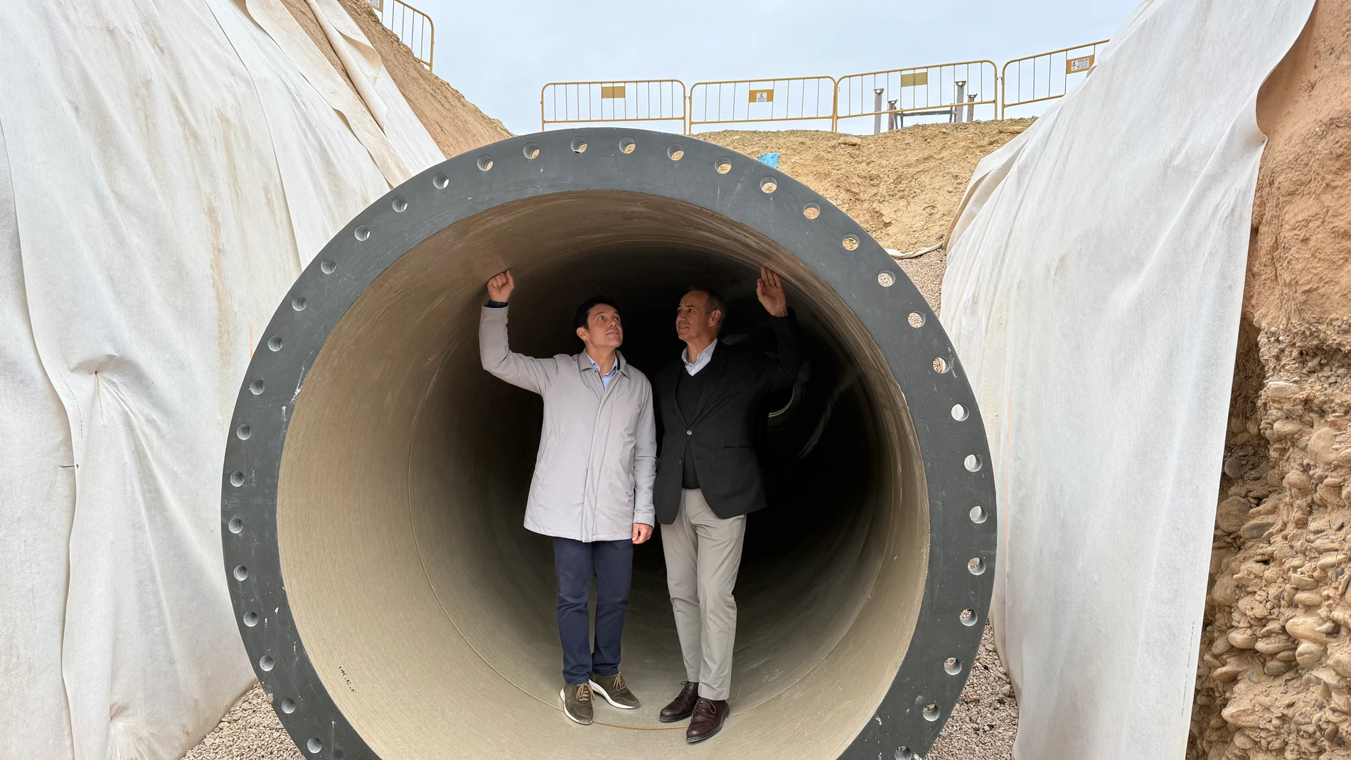 El concejal del Ciclo Integral del Agua, Carlos Mundina, y el CEO de Global Ómnium, Dionisio Garcia, visitan las obras de La Presa en Manises