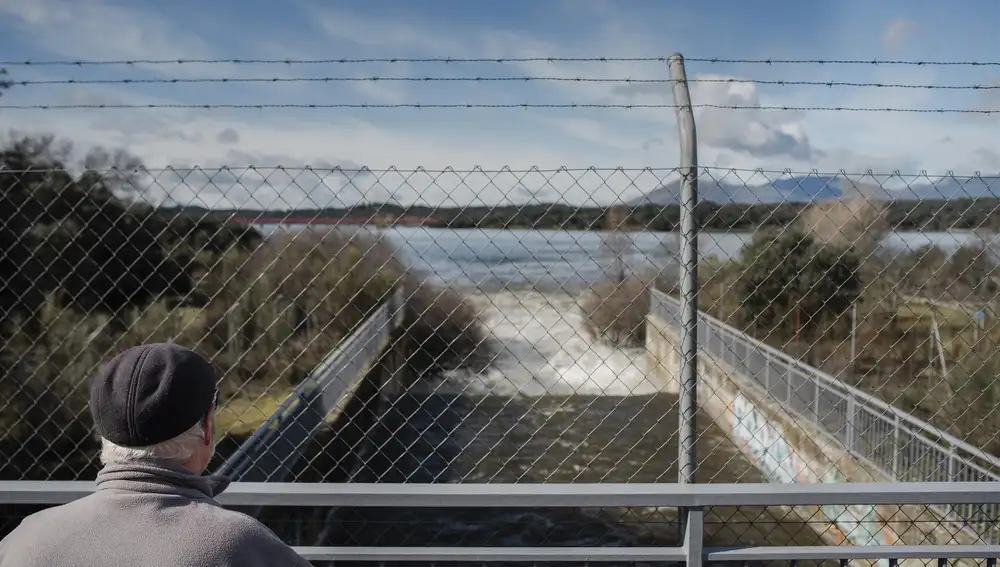 El Canal de Isabel II libera hoy agua de una docena de presas de la Comunidad de Madrid para regular las crecidas