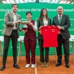 Fernando Molinero, director general de Deportes del CSD; Carla Suárez, seleccionadora; Laura Gil, responsable de Patrocinios de Iberdrola, y Miguel Díaz, presidente de la RFET