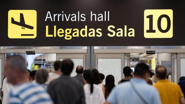 Economía.- El Gobierno asegura que solo le debe 300 millones a las aerolíneas por los descuentos a los residentes