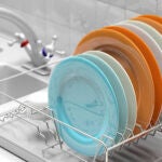 Adiós al escurridor de platos tradicional: la nueva tendencia que ahorra espacio y mantiene la cocina ordenada
