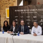 El alcalde de Ponferrada, Marco Morala presenta la Pasarela de la Moda junto los concejales Iván Alonso y David Pacios; los presidentes de las asociaciones de comerciantes El Centro Mola y Templarium, Iván Rodríguez y Felipe Álvarez; la diseñadora Silvia Fernández