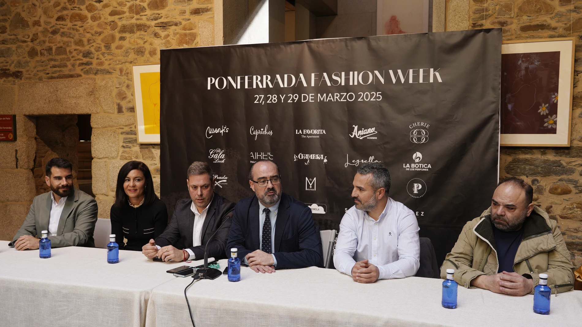 El alcalde de Ponferrada, Marco Morala presenta la Pasarela de la Moda junto los concejales Iván Alonso y David Pacios; los presidentes de las asociaciones de comerciantes El Centro Mola y Templarium, Iván Rodríguez y Felipe Álvarez; la diseñadora Silvia Fernández