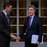El presidente del Gobierno, Pedro Sánchez, recibe al líder de la oposición, Alberto Núñez Feijóo en La Moncloa