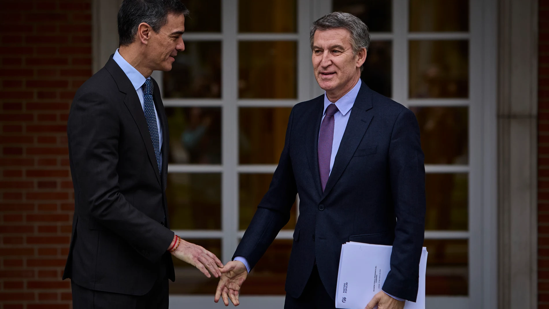 El presidente del Gobierno, Pedro Sánchez, recibe al líder de la oposición, Alberto Núñez Feijóo en La Moncloa