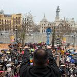 Fallas.- La 'mascletà' de Pirotecnia Tamarit consigue enganchar al público pese al diluvio con un disparo "diferente"