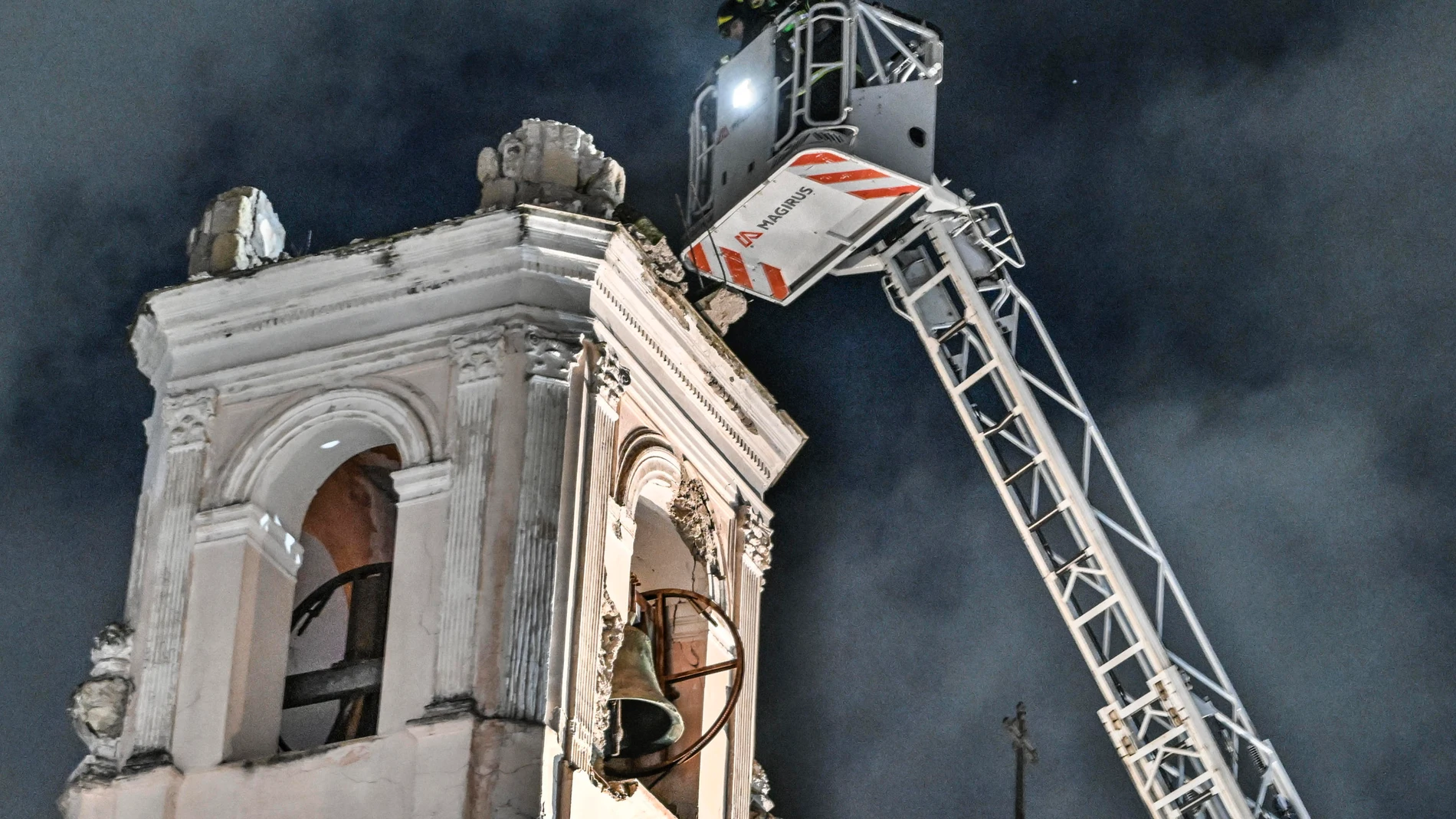 BAGNOLI (Italy), 13/03/2025.- Firefighters inspect a bell tower at the church of Sant'Anna following an earthquake, in Bagnoli, outskirts of Naples, Italy, 13 March 2025. According to the USGS, a 4.2 earthquake hit the coast of Naples at a depth of 10 kilometers on 13 March. (Terremoto/sismo, Italia, Nápoles) EFE/EPA/CIRO FUSCO