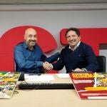 Eusebio Sacristán y el secretario general de UGT Castilla y León, Óscar Lobo, firman el acuerdo