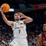 Campazzo se dispone a anotar una bandeja