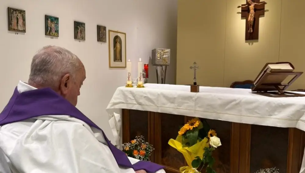 El Vaticano publica la primera imagen del Papa Francisco desde que fue ingresado hace más de un mes