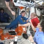 El primer abrazo tras el acoplamiento a la ISS