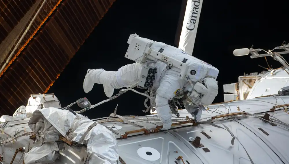 Butch Wilmore analizando microbios fuera de la ISS