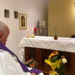 El Papa en la capilla privada del décimo piso del Policlínico Gemelli