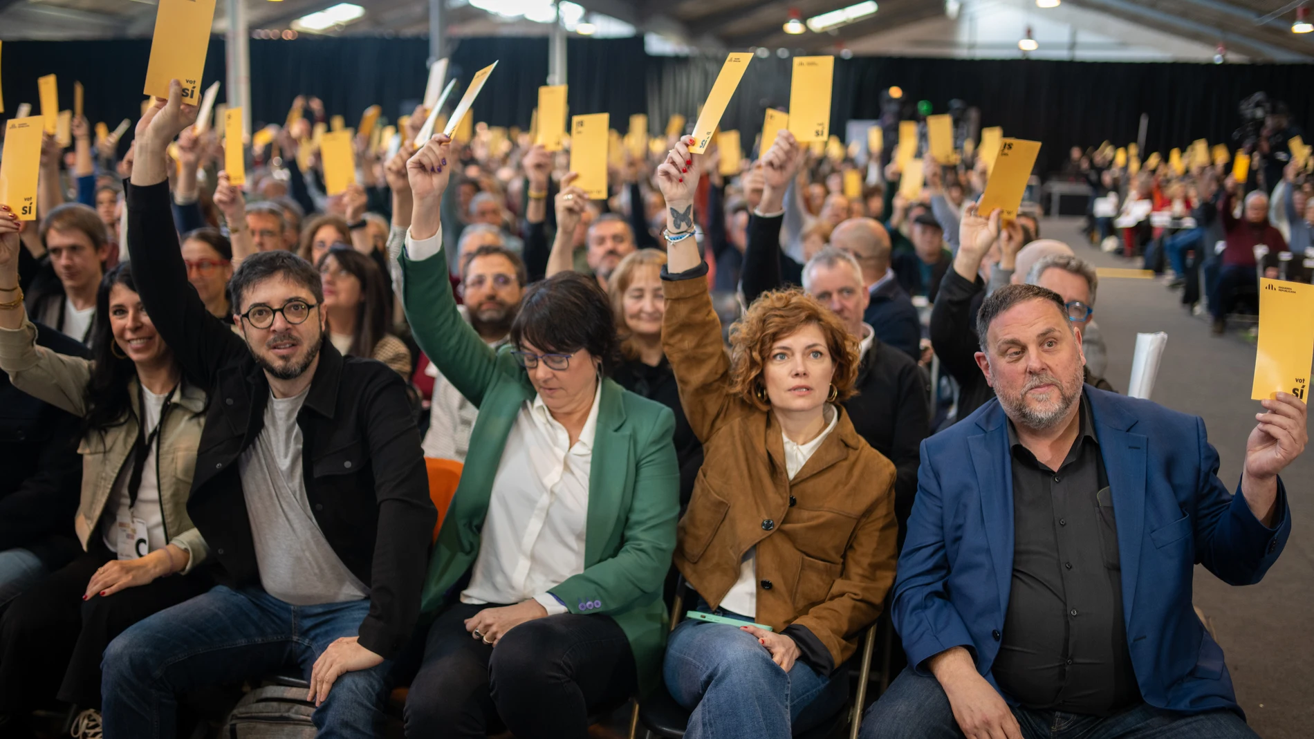 El presidente de ERC, Oriol Junqueras (d), y la secretaria general de ERC, Elisenda Alamany (2d), durante la clausura del 30º Congreso de Esquerra Republicana (ERC), en Nave Ca n'Oliveres, a 16 de marzo de 2025, en Martorell, Barcelona, Catalunya (España). ERC ha celebrado este fin de semana la segunda parte de su 30º Congreso para aprobar sus ponencias política, estratégica y estatutaria, después de una primera parte que estuvo marcada por la división interna a la hora de escoger a los nuevo...