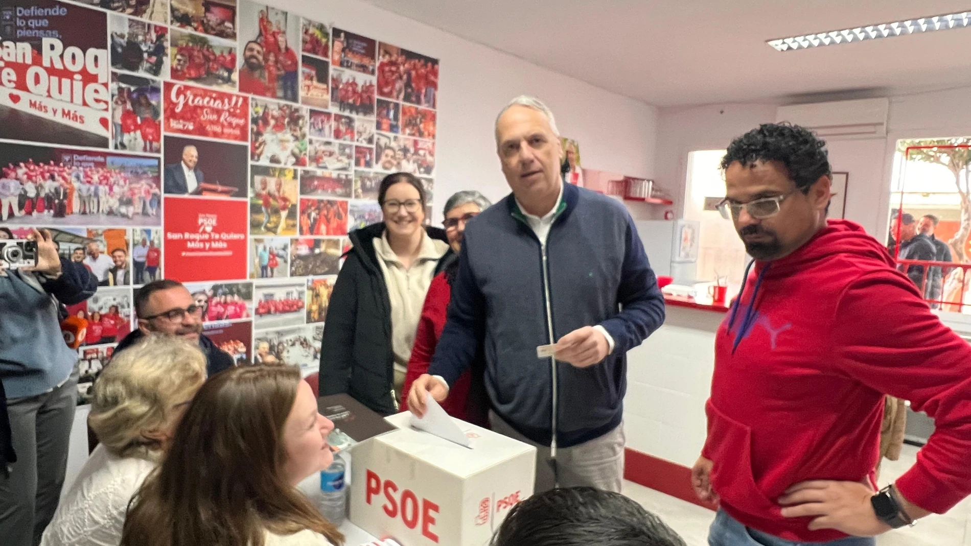 El candidato a la Secretaría General del PSOE de Cádiz Juan Carlos Ruiz Boix vota en las primarias del partido. REMITIDA / HANDOUT por CANDIDATURA DE JUAN CARLOS RUIZ BOIX Fotografía remitida a medios de comunicación exclusivamente para ilustrar la noticia a la que hace referencia la imagen, y citando la procedencia de la imagen en la firma 16/03/2025