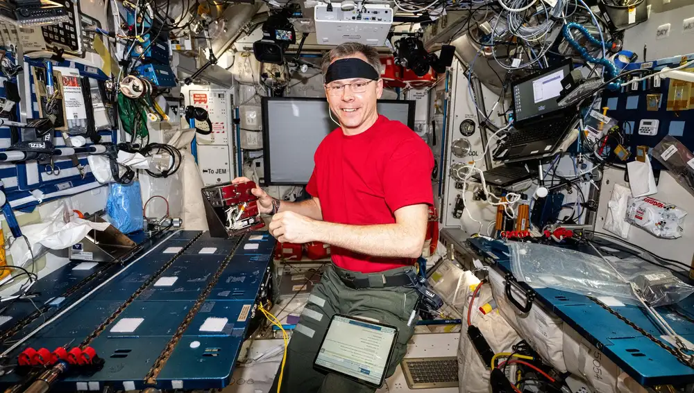 Nick Hague con los experimentos en microalgas
