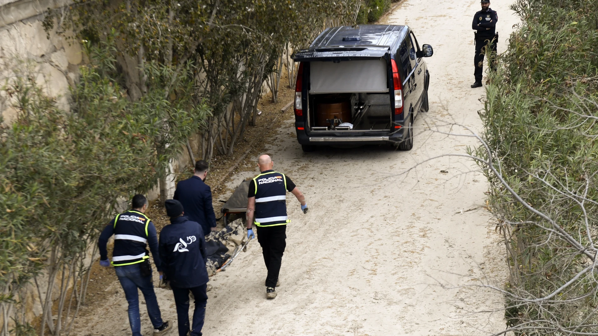 Varios agentes trasladan el cuerpo aparecido, a 16 de marzo de 2025, en Murcia (España). La Policía Nacional ha confirmado que la Sala Operativa del '091' ha recibido un aviso de un llamante afirmando haber visto un cadáver en el Río Segura, a la altura del puente de la avenida Primero de Mayo. En estos momentos se desarrolla el operativo en el lugar en el que participan unidades de Seguridad Ciudadana de Policía Nacional, Policía Judicial y Policia Científica, con la colaboración de Bomberos...