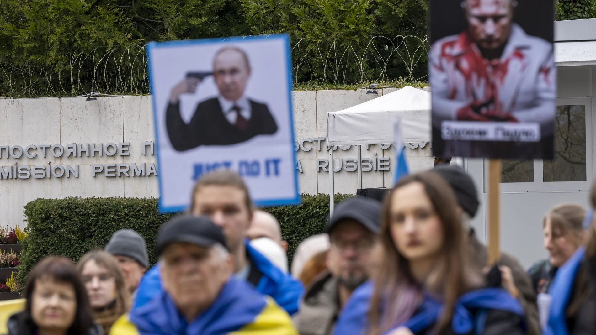 GENEVA (Switzerland), 16/03/2025.- Members of the Committee of Solidarity with the Ukrainian People and Russian Opponents of the War demonstrate and shout the slogan 'Ukraine is neither for sale nor to be taken' in front of the Permanent Mission of the Russian Federation to the United Nations, in Geneva, Switzerland, 16 March 2025. (Protestas, Rusia, Suiza, Ucrania, Ginebra) EFE/EPA/MARTIAL TREZZINI