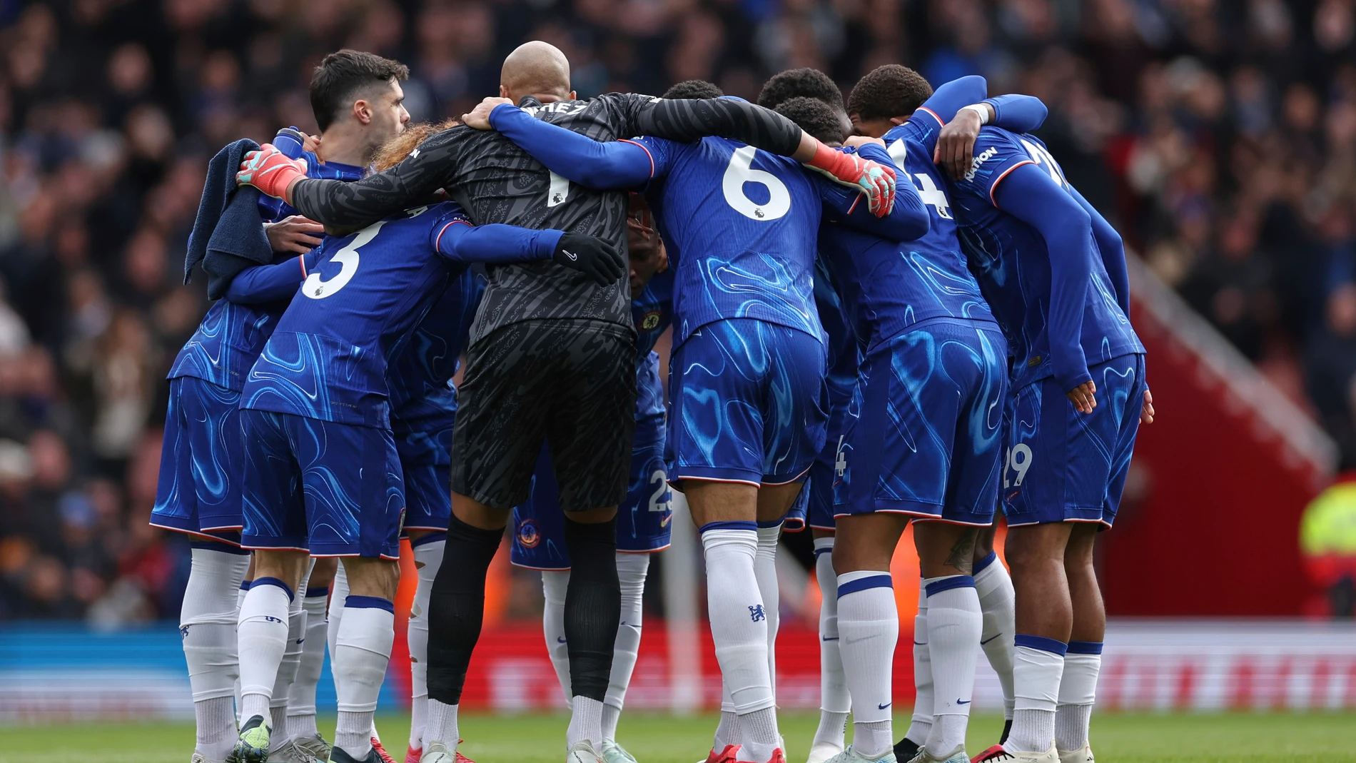 Chelsea team huddles just prior to kick off of the English Premier League soccer match between Arsenal and Chelsea at Emirates stadium in London, Sunday, March 16, 2025. (AP Photo/Ian Walton)