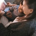 Madre leyendo un libro con su hijo