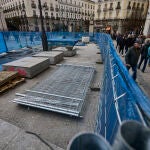 El Ayuntamiento de Madrid ha comenzado a instalar toldos provisionales en la Puerta del Sol para combatir el calor