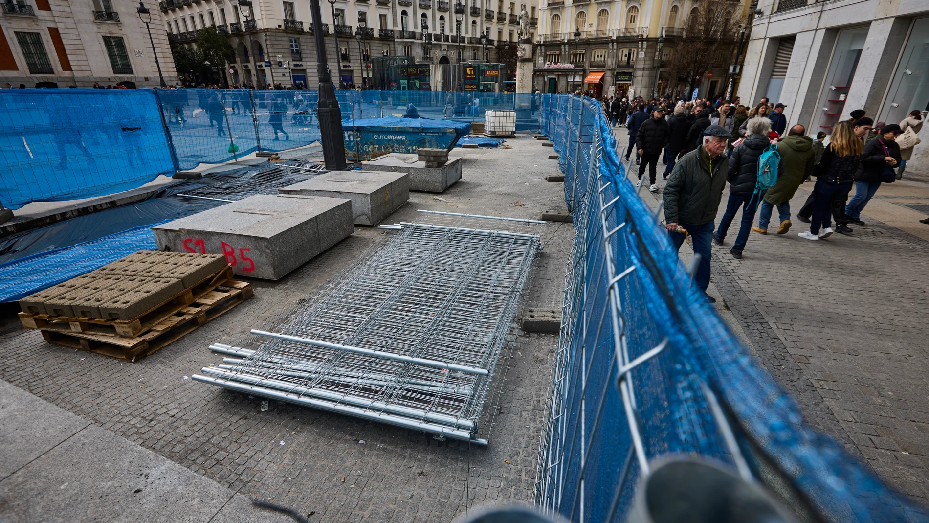 El Ayuntamiento de Madrid ha comenzado a instalar toldos provisionales en la Puerta del Sol para combatir el calor veraniego. Estos toldos se desplegarán cada año cuando llegue el calor y se retirarán cuando disminuya. Se están colocando lonas azules para delimitar las áreas donde se ubicarán los bancos, que servirán para sujetar los toldos. Además, se deberán adaptar los bancos de la plaza.© Alberto R. Roldán / Diario La Razón.16 03 2025