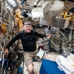Butch Wilmore probando el sistema de ejercicios en la ISS