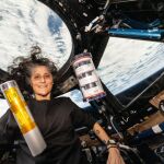 Suni Williams con uno de sus experimentos: la fábrica de bacterias