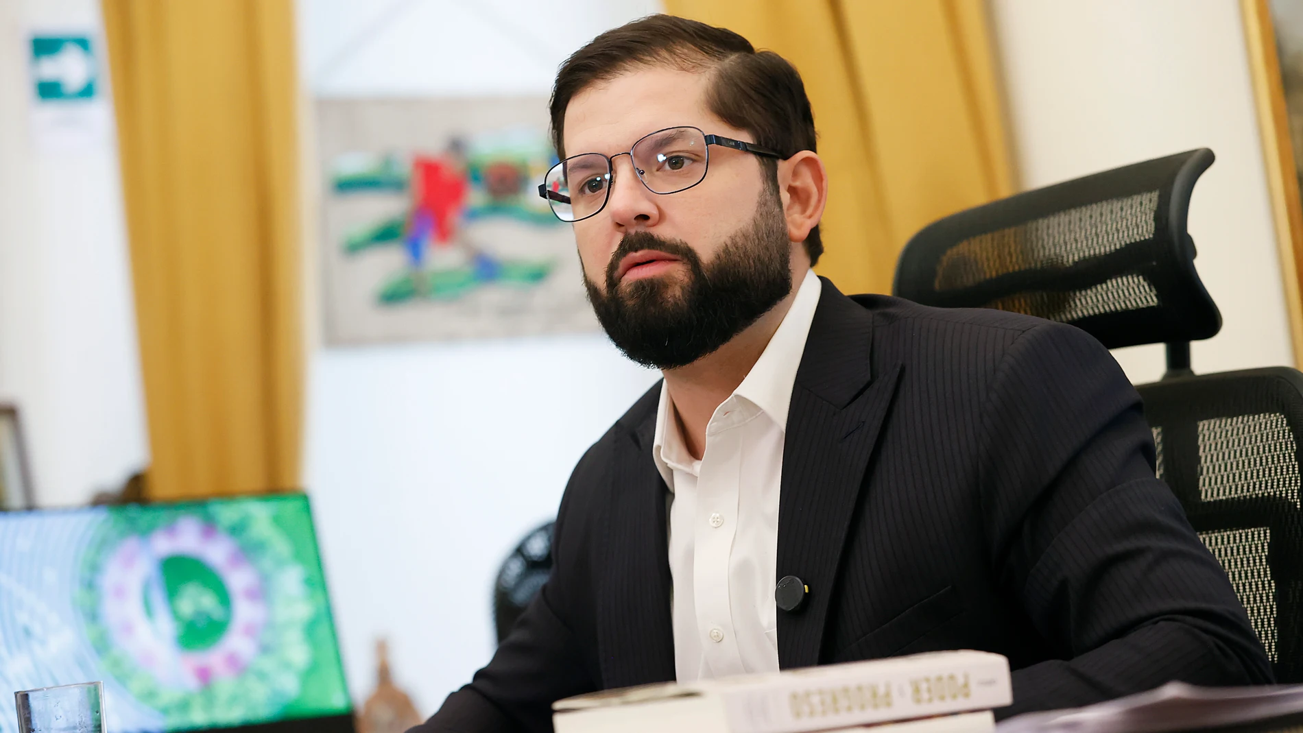 AME9628. SANTIAGO (CHILE), 16/03/2025.- El presidente de Chile, Gabriel Boric, habla durante una entrevista con EFE este viernes, en el Palacio de La Moneda en Santiago (Chile). Cuando le falta un año para concluir su mandato, el presidente de Chile, Gabriel Boric, admitió a EFE que la izquierda tiene cierta responsabilidad en el auge de la ultraderecha en el mundo y aseguró que la receta para hacer frente al extremismo debe combinar "ideología, convicción, menos retórica y más acciones concr...