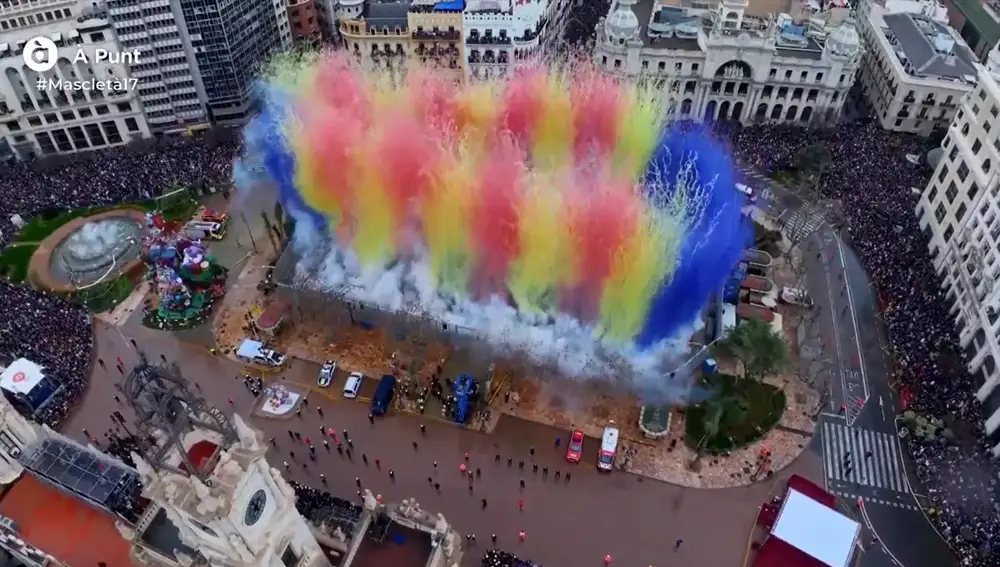 Pirotecnia Vulcano homenajea a Valencia con una gran ‘senyera’