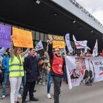 Varios trabajadores de Renfe y Adif con carteles durante una concentración por la huelga estatal, en la Estació de Sants