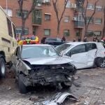 Herido un camionero tras perder el control y chocar contra nueve vehículos aparcados en una calle de Vallecas