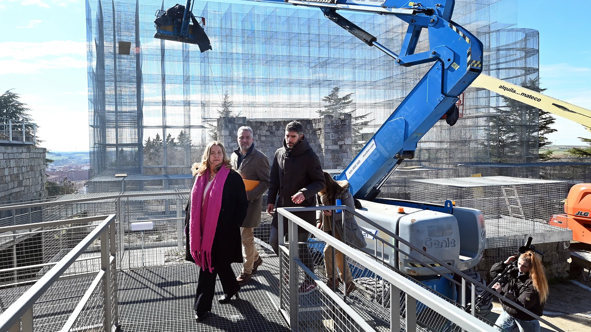 La alcaldesa de Burgos, Cristina Ayala, visita las obras de rehabilitación del Castillo, acompañada del vicealcalde, José Manuel Manso, y del concejal de Medio Ambiente, Carlos Niño