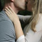 Pareja besándose