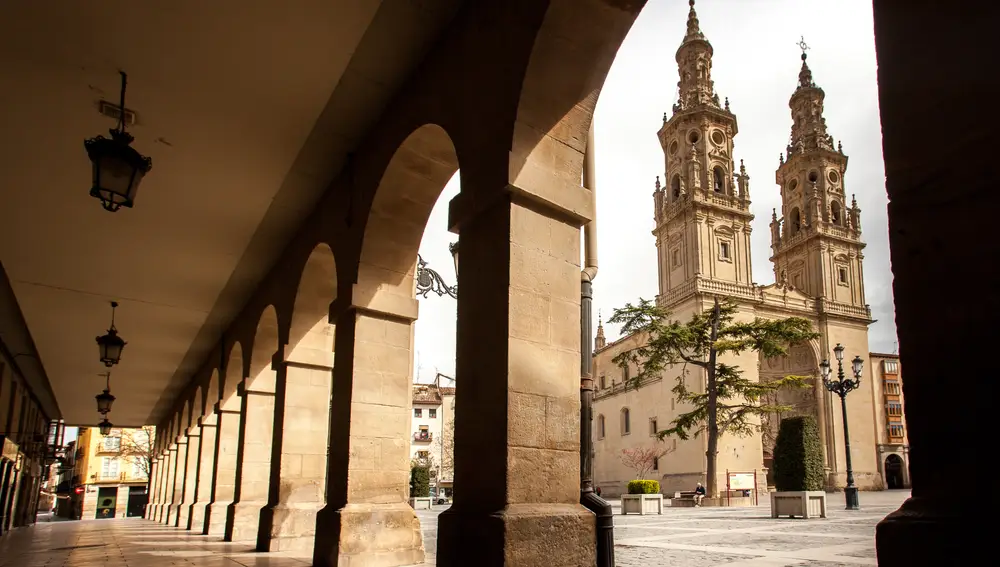 Una imagen de la Concatedral de Santa María de la Redonda vista desde la calle Portales