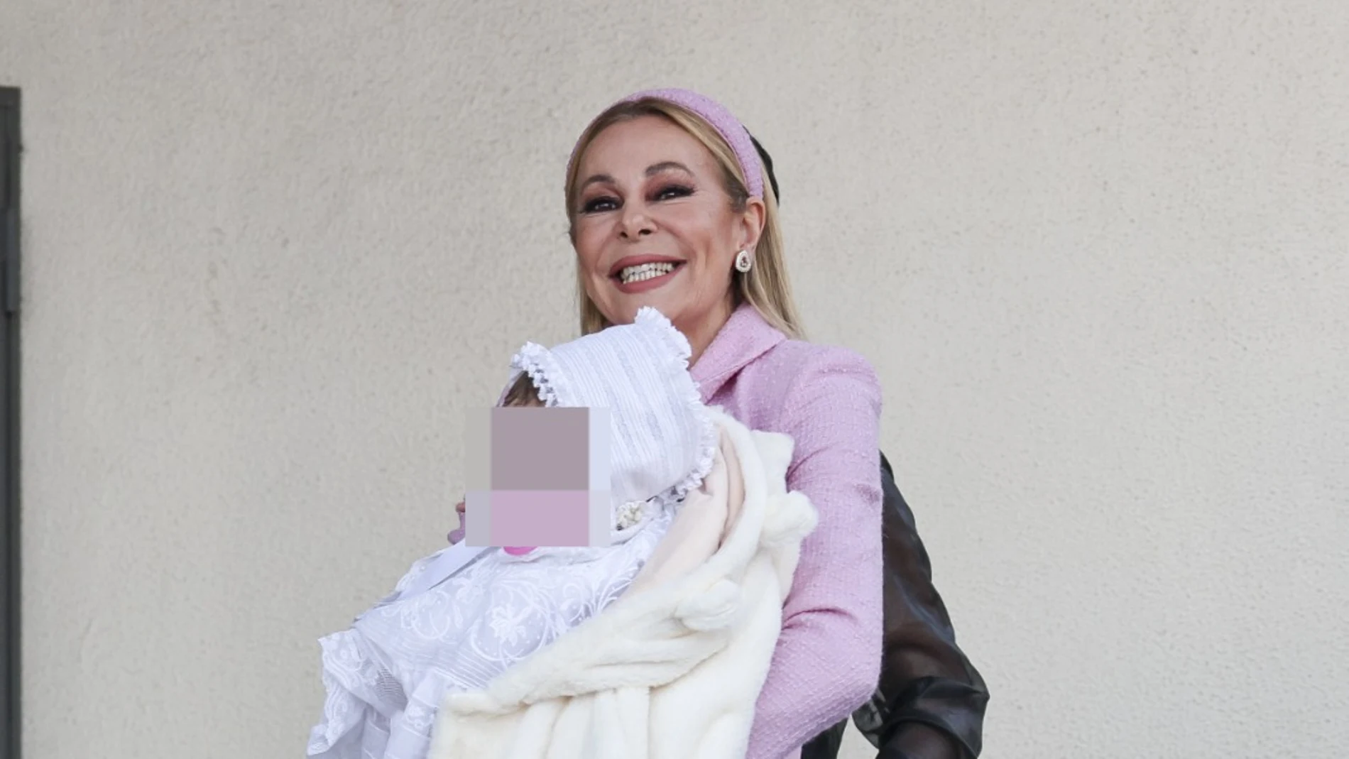 Ana Obregón en el bautizo de su nieta Anita