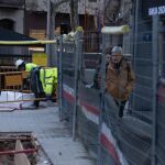 Varias personas caminan en un tramo de la calle Urgell, en Barcelona