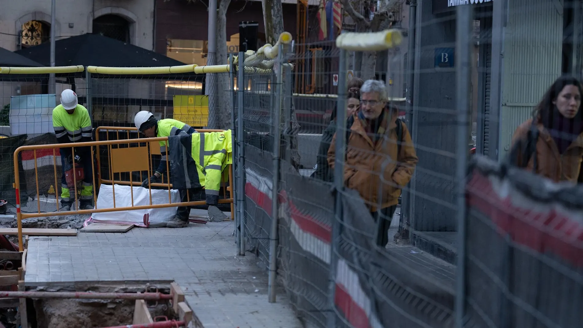 Varias personas caminan en un tramo de la calle Urgell, en Barcelona