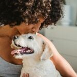 Chica besando a su perro