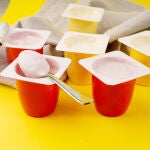 Los yogures son uno de los alimentos que aparecen con fecha de caducidad y consumo preferente en sus envases