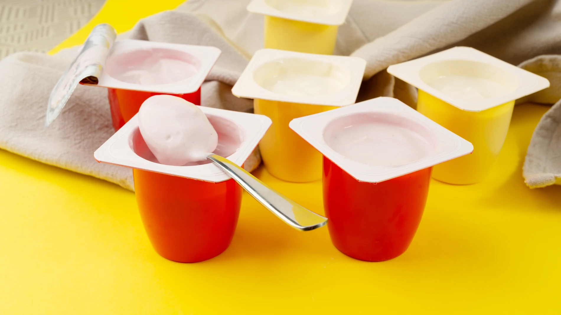 Los yogures son uno de los alimentos que aparecen con fecha de caducidad y consumo preferente en sus envases